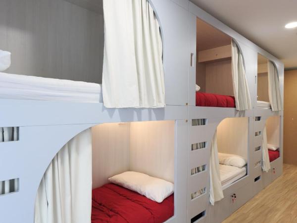 Albergue de Pamplona-Iruñako : photo 2 de la chambre lit superposé dans dortoir mixte avec salle de bains commune