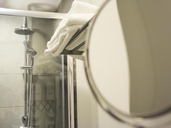 Duca di Villena : photo 5 de la chambre chambre double avec salle de bains privative