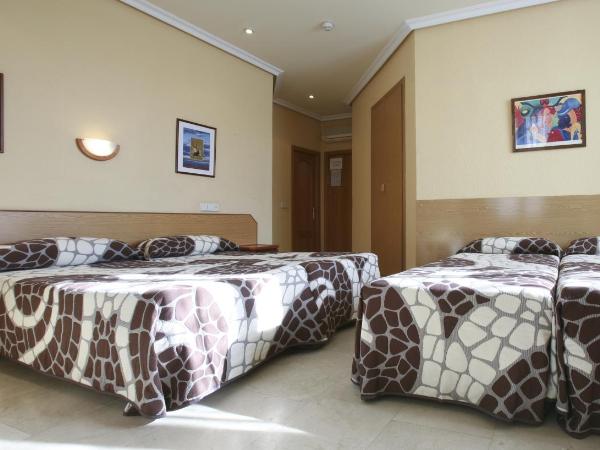 Hotel Mediodia : photo 5 de la chambre chambre quadruple