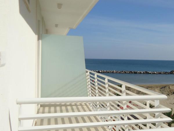 Baldinini Hotel : photo 10 de la chambre chambre double ou lits jumeaux - vue partielle sur mer