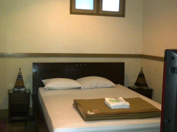 Ndalem Suratin Guesthouse : photo 2 de la chambre chambre double ou lits jumeaux standard