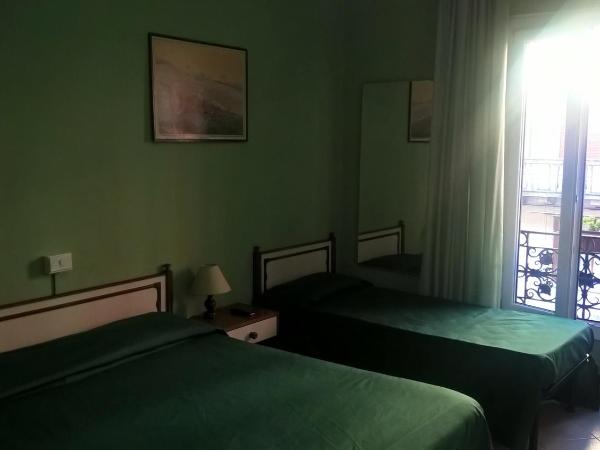 Hotel Del Sole : photo 1 de la chambre chambre triple avec salle de bains commune