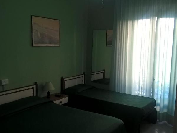 Hotel Del Sole : photo 2 de la chambre chambre triple avec salle de bains commune