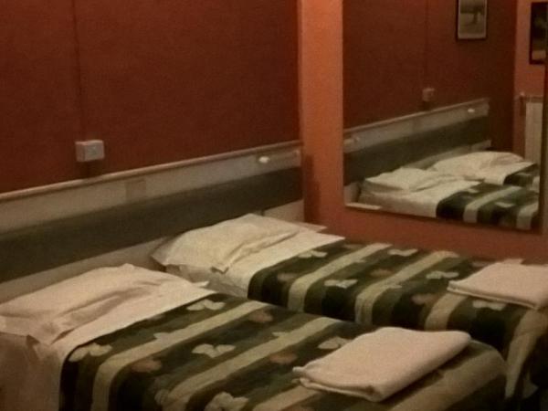 Hotel Del Sole : photo 3 de la chambre chambre double ou lits jumeaux avec salle de bains commune