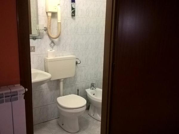 Hotel Del Sole : photo 6 de la chambre chambre double ou lits jumeaux avec salle de bains commune
