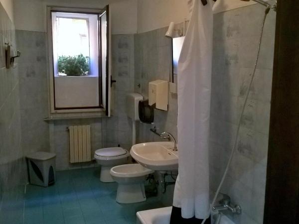 Hotel Del Sole : photo 8 de la chambre chambre double ou lits jumeaux avec salle de bains commune