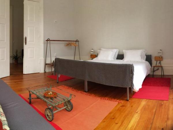 Dona Emília Guest House & Studio Apartment Building : photo 4 de la chambre double or twin room with private external bathroom and city views