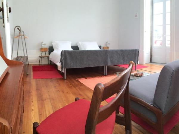 Dona Emília Guest House & Studio Apartment Building : photo 5 de la chambre double or twin room with private external bathroom and city views