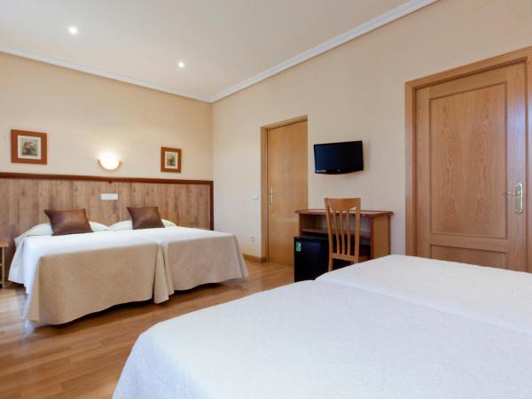 Hotel Mediodia : photo 6 de la chambre chambre quadruple