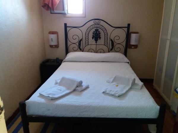 Pensao Residencial Flor dos Cavaleiros : photo 5 de la chambre chambre simple avec salle de bains commune
