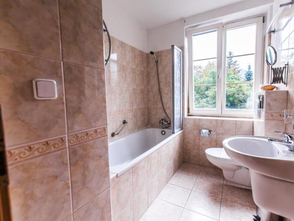 Spa Hotel Panorama : photo 1 de la chambre chambre lits jumeaux - vue sur ville