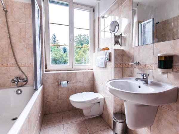 Spa Hotel Panorama : photo 2 de la chambre chambre lits jumeaux - vue sur ville