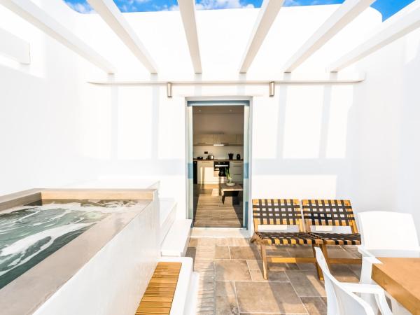 Portes Suites & Villas Mykonos : photo 10 de la chambre suite supérieure avec bain à remous extérieur