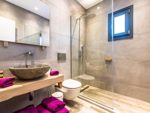 Portes Suites & Villas Mykonos : photo 5 de la chambre chambre standard avec patio (demi sous-sol)