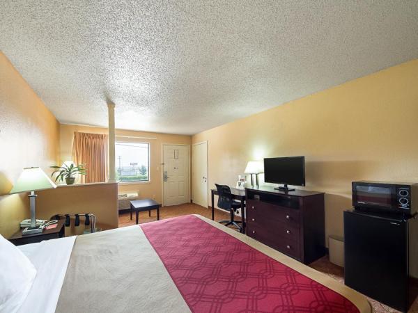 Econo Lodge Inn & Suites Downtown Northeast near Fort Sam Houston : photo 2 de la chambre suite lit king-size – non-fumeurs