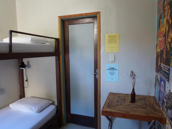 Mambembe Hostel : photo 1 de la chambre chambre lits jumeaux avec salle de bains commune