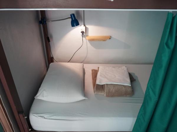 Mambembe Hostel : photo 2 de la chambre lit simple dans dortoir de 9 lits