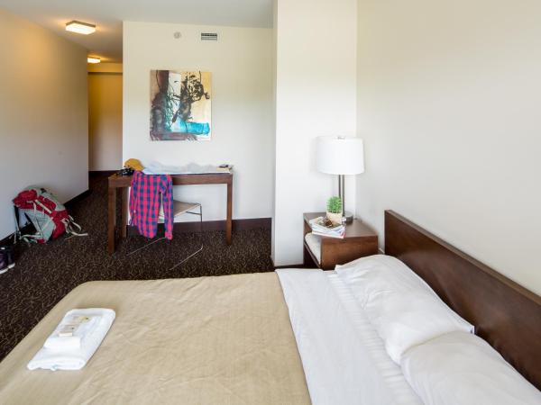 HI Whistler - Hostel : photo 2 de la chambre chambre lit queen-size avec salle de bains privative