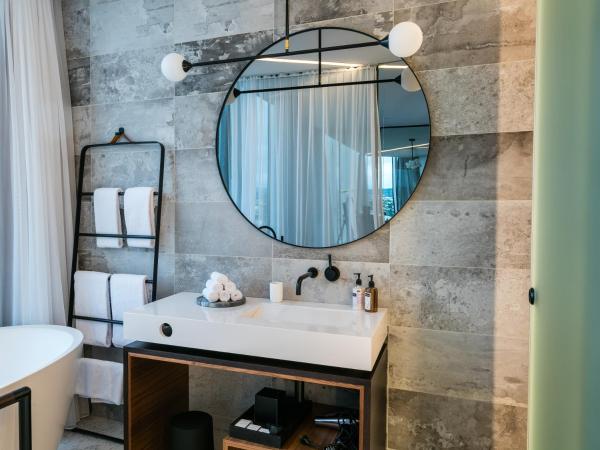 Tower Suites Reykjavík : photo 1 de la chambre suite avec baignoire