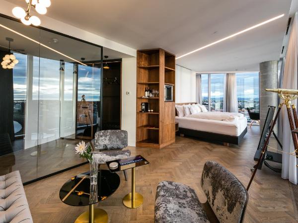 Tower Suites Reykjavík : photo 2 de la chambre suite avec baignoire