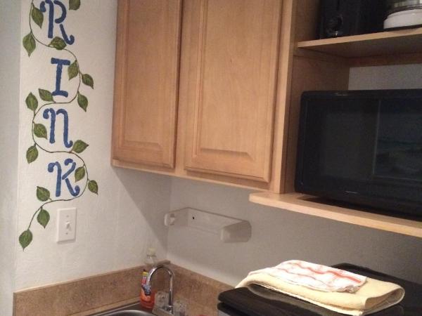 Angie's Guest Cottage : photo 3 de la chambre studio lit queen-size