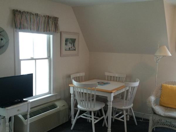 Angie's Guest Cottage : photo 6 de la chambre appartement avec balcon