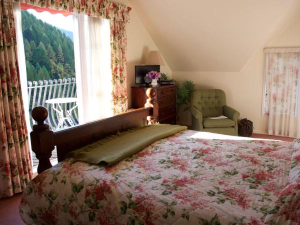 Trelawn Riverside Cottages : photo 4 de la chambre chambre lit king-size avec balcon