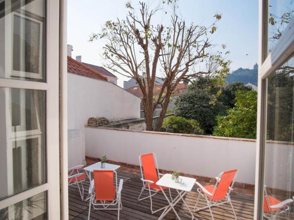 Dona Emília Guest House & Studio Apartment Building : photo 8 de la chambre double or twin room with private external bathroom and mountain views