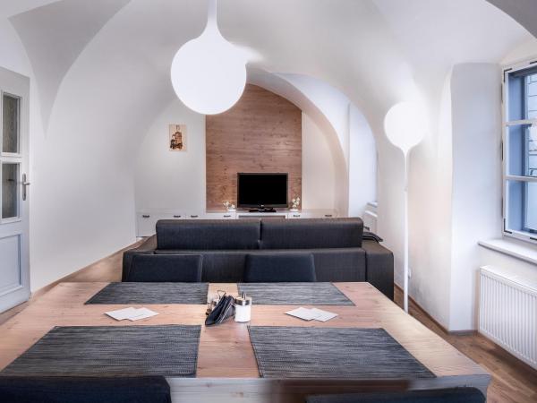 Pension Athanor : photo 2 de la chambre appartement avec bain à remous