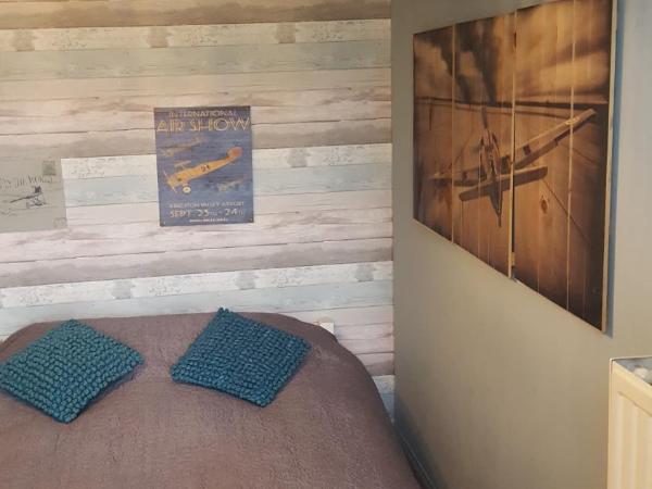 B&B Le Bonimenteur : photo 10 de la chambre aéroport - chambre double avec salle de bains privative