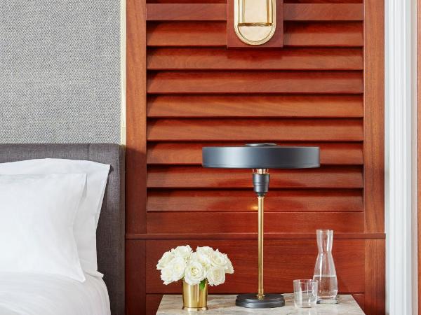 Sagamore Pendry Baltimore : photo 4 de la chambre hébergement lit king-size avec balcon - côté port