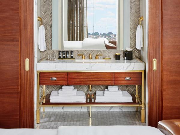 Sagamore Pendry Baltimore : photo 3 de la chambre hébergement lit king-size avec balcon - côté port