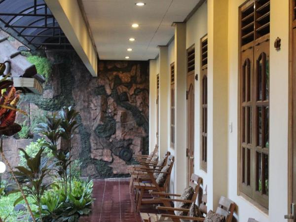 Prambanan Guesthouse : photo 4 de la chambre chambre supérieure lit queen-size