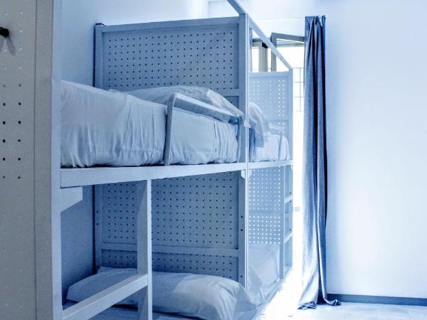 Feel Hostels Soho Malaga : photo 4 de la chambre lit dans dortoir mixte de 4 lits avec salle de bains privée