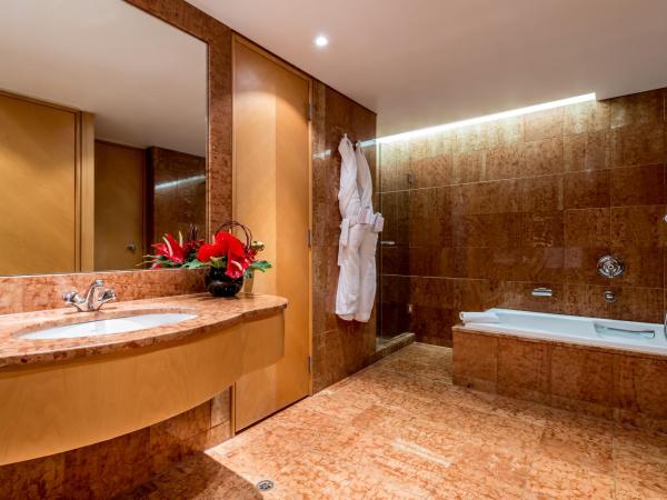 Grand Millennium Auckland : photo 6 de la chambre suite m avec accès à la discothèque