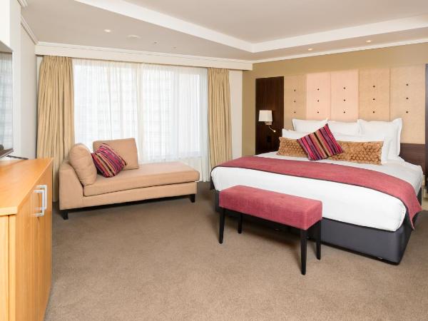 Grand Millennium Auckland : photo 10 de la chambre suite junior lit king-size avec balcon et accès au salon club