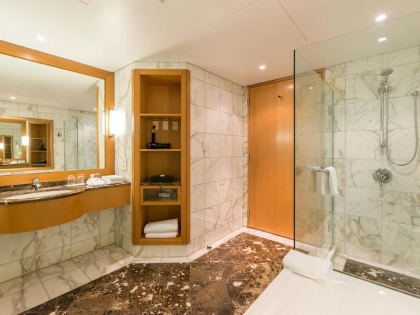 Grand Millennium Auckland : photo 6 de la chambre suite junior lit king-size avec balcon et accès au salon club