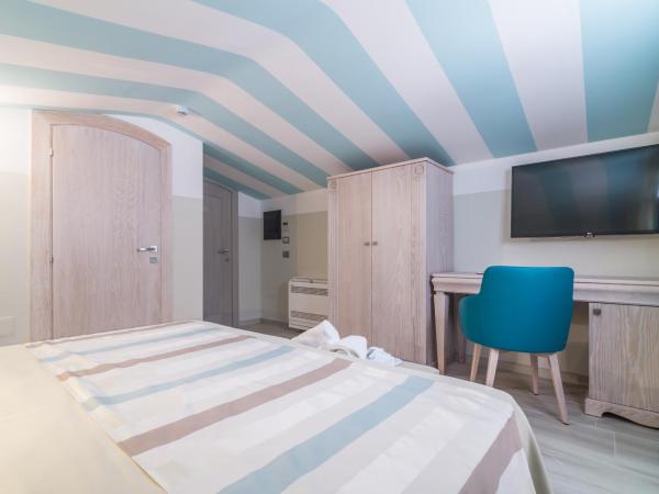 L'Ambasciata Hotel de Charme : photo 4 de la chambre chambre double ou lits jumeaux Économique - mansardée