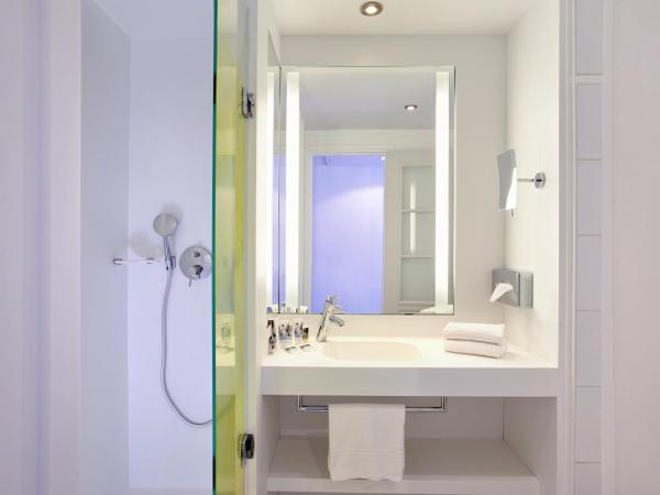 Mercure Rouen Centre Cathédrale : photo 1 de la chambre chambre privilège avec 1 lit double, balcon/terrasse commune