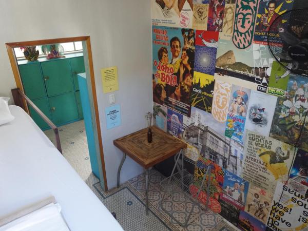 Mambembe Hostel : photo 2 de la chambre chambre lits jumeaux avec salle de bains commune