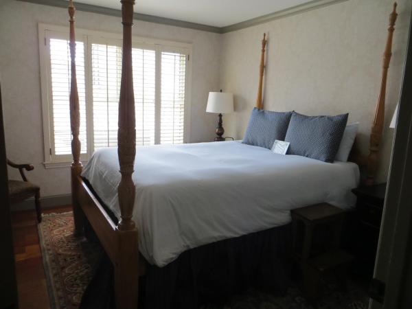 Cow Hollow Inn and Suites : photo 4 de la chambre suite 2 chambres avec lit king-size et lit queen-size