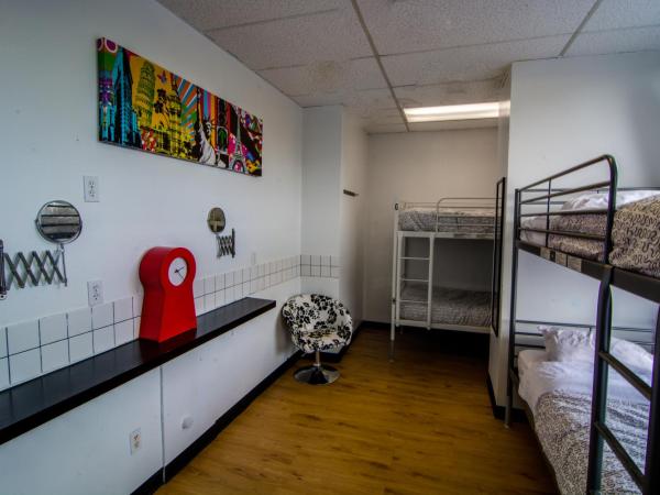 Wicked Hostels - Calgary : photo 1 de la chambre lit simple dans dortoir pour femmes
