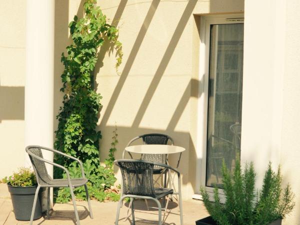 Hôtel le Mas des Ponts d'Arles : photo 6 de la chambre chambre double ou lits jumeaux confort avec terrasse