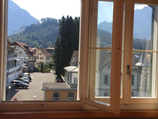 Interlaken Marco Hostel : photo 1 de la chambre chambre triple basique avec salle de bains commune