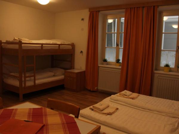 Institut St.Sebastian : photo 9 de la chambre chambre quadruple avec salle de bains privative