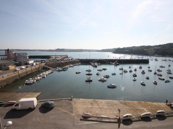 Appartement Design III - Port du Rosmeur - Douarnenez : photo 9 de la chambre appartement - vue sur mer