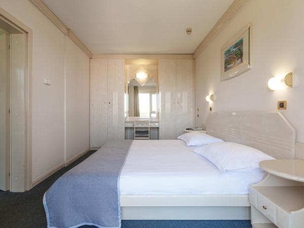 Hotel Gran Vista Plava Laguna : photo 4 de la chambre suite avec balcon face à la mer