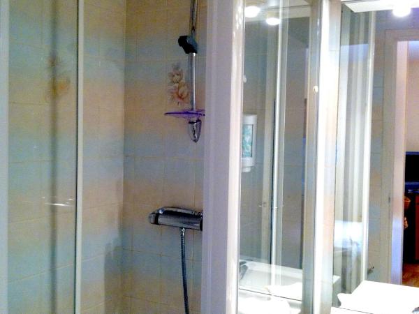 The Originals Boutique, Hôtel du Pont Roupt, Mende : photo 2 de la chambre chambre double standard avec douche