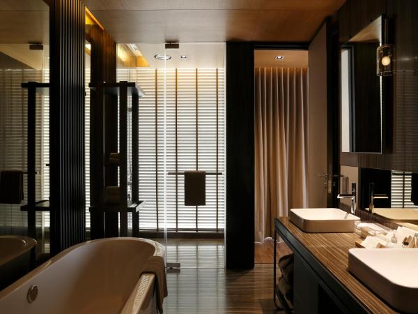 Roseate House New Delhi : photo 4 de la chambre panoramic suite with late check-out  till 2 pm, a bottle of wine and 15% discount on all services