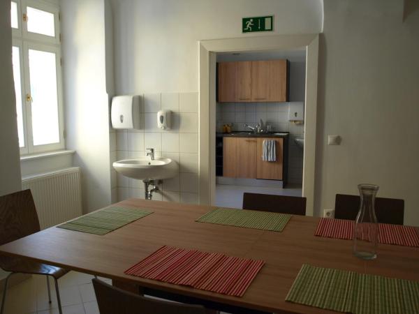 Ciszterci Szállás Pécs : photo 5 de la chambre chambre triple avec salle de bains